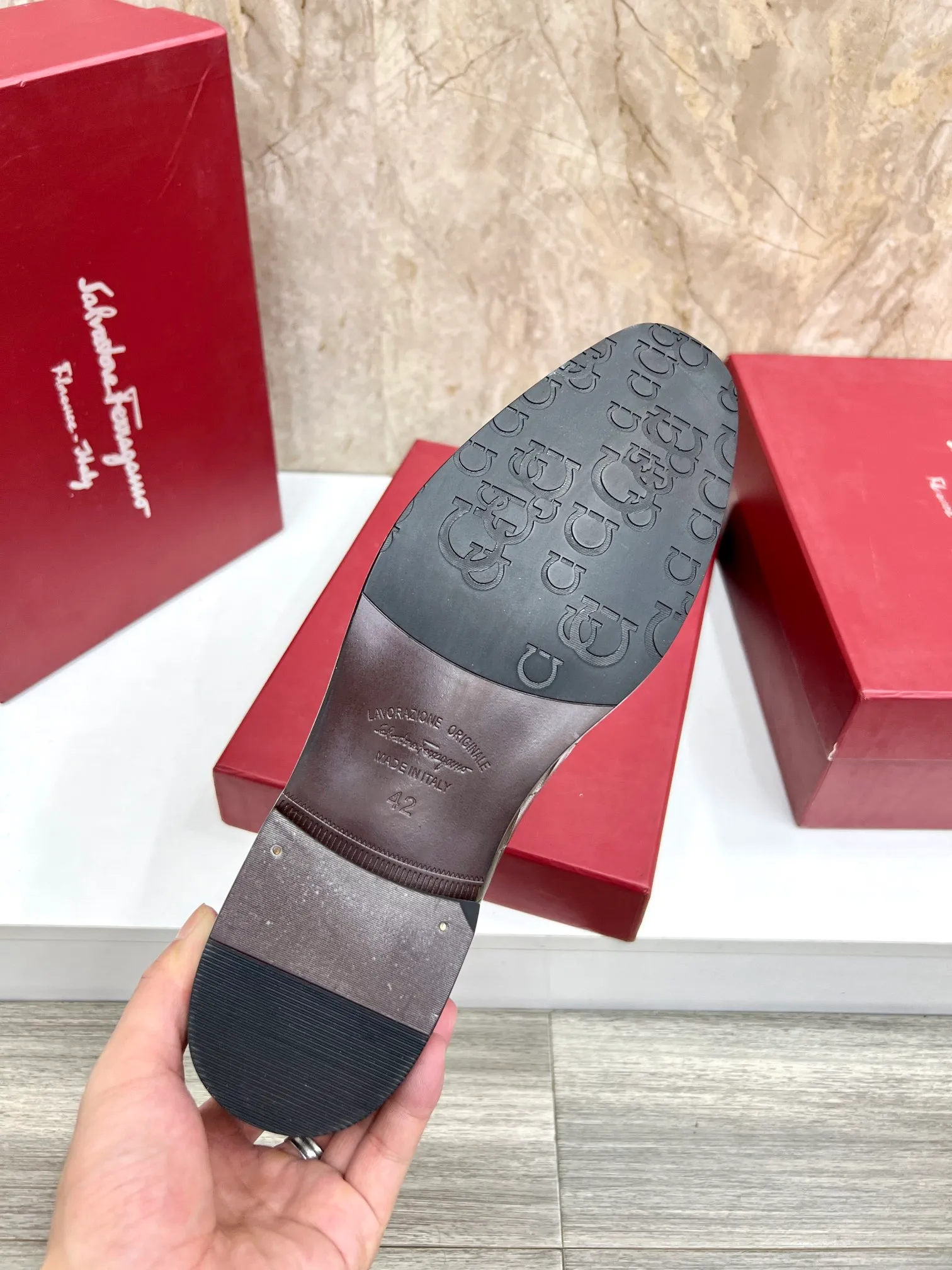 Original order quality: Men's shoes 💰700 Brand: Ferragamo (Ferragamo) One size larger: Men's size 38-44 (45 customized) Grade: Same style as the official website High-end men's shoes Material: Original cowhide, cowhide lining, original outsole Style category: Chelsea men's boots Fashion trend Color: Actual picture